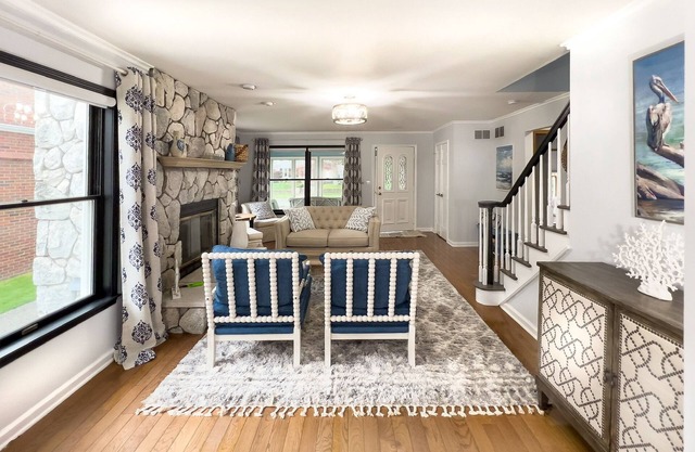 Lovely 6BR Home, 4blcks to beach w/badges/locker