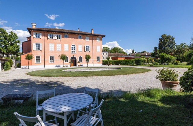 Lovely apartment for 4 guests with WIFI, A/C, TV, patio and parking