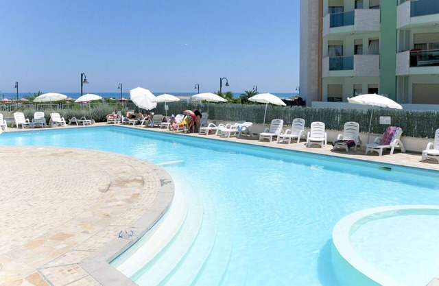 Lovely apartment for 5 guests with A/C, internet, pool, TV, terrace, pets allowed and parking