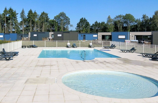 Lovely apartment in villa for 4 guests with WIFI, pool, TV, terrace, pets allowed and parking
