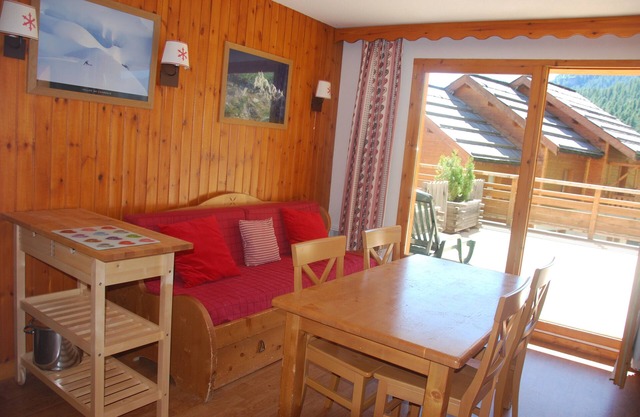 Lovely apartment with large terrace and direct access to the slopes