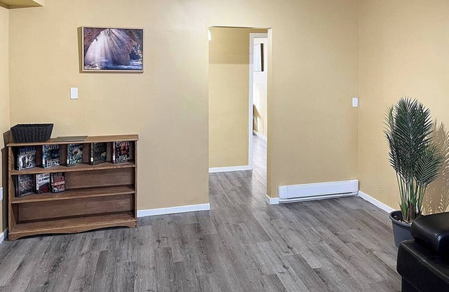 Lovely Apartment off the Kingsway & close to Resturants , Costco & Gas stations