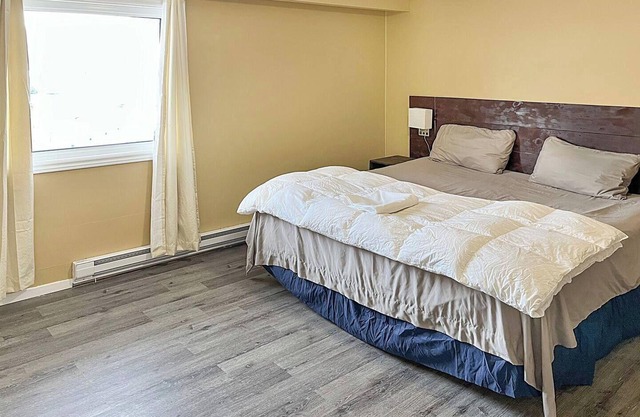 Lovely Apartment off the Kingsway & close to Resturants , Costco & Gas stations