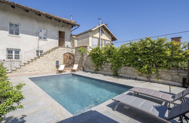 Lovely apartment for 4 people with pool, WIFI and terrace, close to Alba