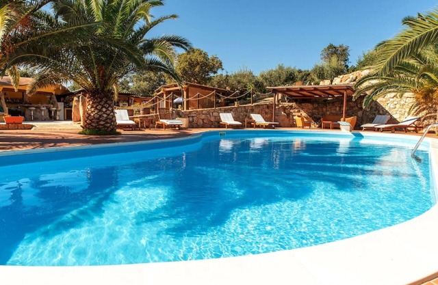 Lovely apartment for 6 guests with A/C, pool, WIFI, TV, patio, pets allowed and parking