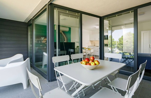 Lovely apartment for 6 guests with A/C, pool, WIFI, TV, terrace, pets allowed and parking