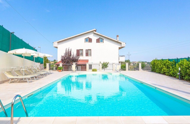 Lovely apartment for 6 people with WIFI, private pool, A/C, TV, patio, pets allowed and parking