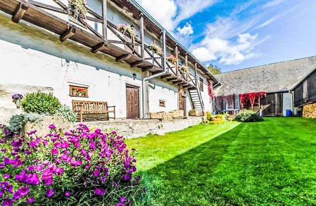 Lovely apartment in villa for 4 people with pool, WIFI, TV, pets allowed and parking