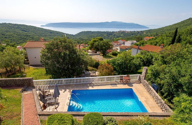 Lovely apartment in villa for 6 guests with pool, A/C, WIFI, TV, terrace, pets allowed and parking