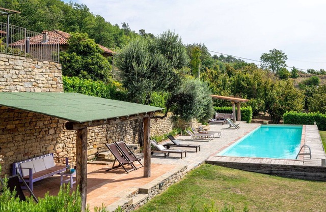 Lovely apartment in villa for 4 guests with WIFI, pool, patio, pets allowed and parking