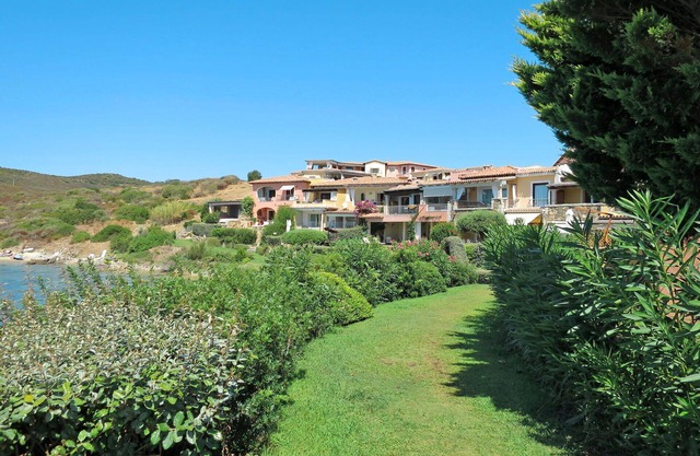 Lovely apartment for 6 guests with A/C, pool, WIFI, TV, terrace, pets allowed and parking