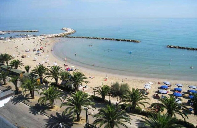 Lovely apartment for 4 people with WIFI, A/C, TV, balcony, pets allowed and parking
