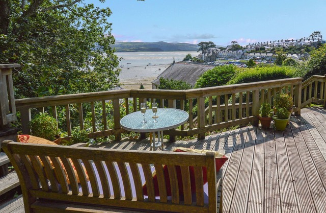 Lovely cottage with magnificent sea views in Borth y Gest