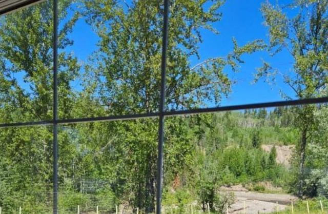 Lovely Creekview beside popular campground