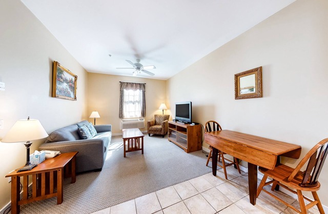 Lovely downtown Northeast Harbor suite near the water and near Acadia