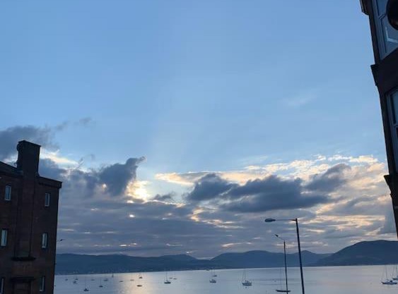 Lovely flat overlooking the Clyde