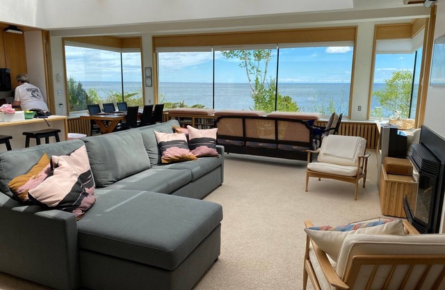 Lovely Home-180 Views on Lake Superior-3 miles to Ski Hill-on Bike Path-no kids