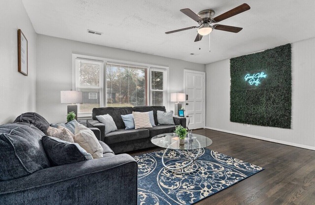 Lovely Home 4BR FencedYard Arcade PetsWelcome