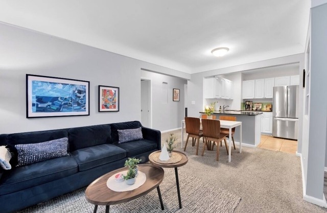 Lovely Home in R. Oak near Birmingham! Gorgeous, pet-friendly, king bed, deck!
