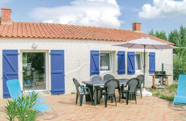 Lovely Home In St Urbain With Kitchen