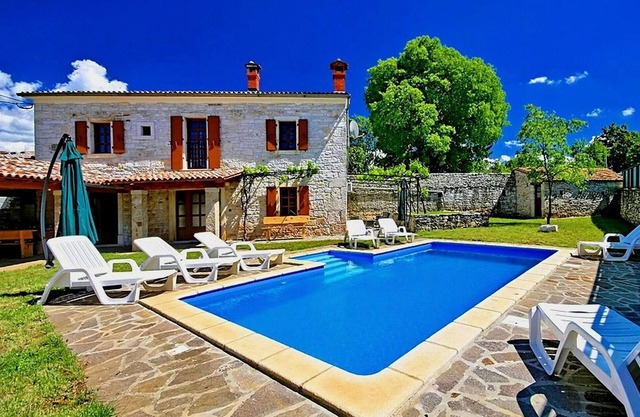 Lovely home in Tinjan with WiFi
