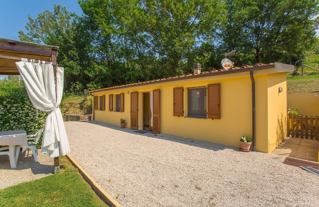Lovely house in the countryside overlooking pool, vineyards, suitable for families