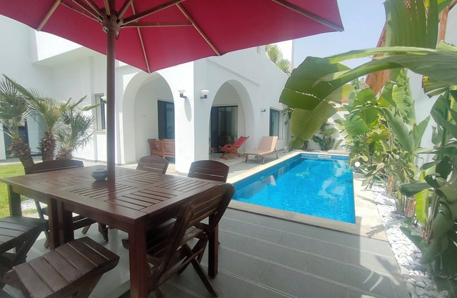 Lovely house with nice pool/very close to the sea