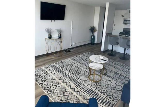 Lovely Lake View apartment minutes from Downtown.
