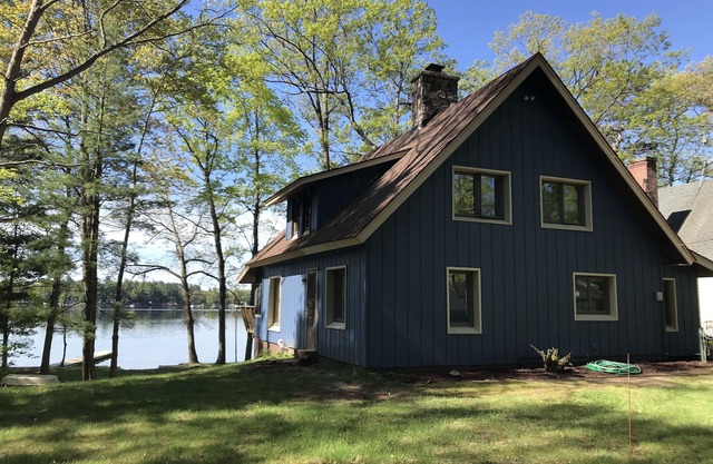 Lovely lakefront log cabin on Eight Point Lake. Relax or have fun in the lake!