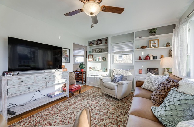 Lovely Lexington Home: 4 Mi to Downtown!