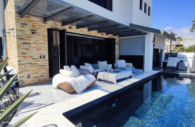 Lovely little house with a pool & jacuzzi close to the beach