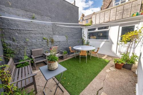 Lovely main door 1 bedroom holiday flat with patio