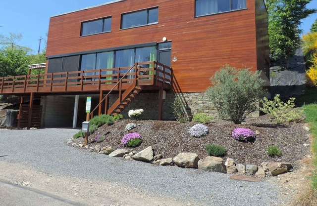 Lovely modern cottage with sauna, bubble baths and even a beach on the river!