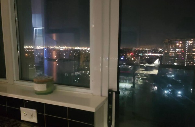 Lovely One Bedroom one bathroom condo in Downtown Mississauga by Square One