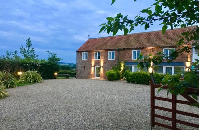 LOVELY PEACEFUL COTTAGE SLEEPS 4 | CLOSE TO FILEY TOWN & BEACH | GARDEN