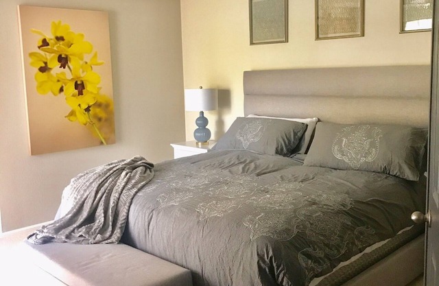 Lovely poolside condo in McCormick Ranch - spotless clean!
