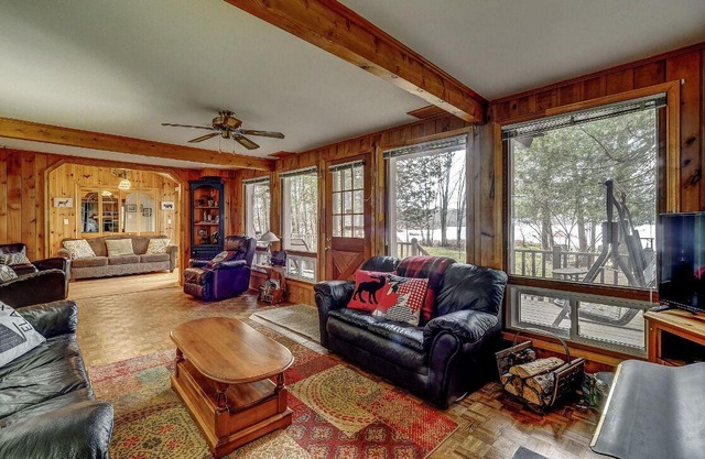Lovely private waterfront cottage with private beach, boats and volleyballbeach