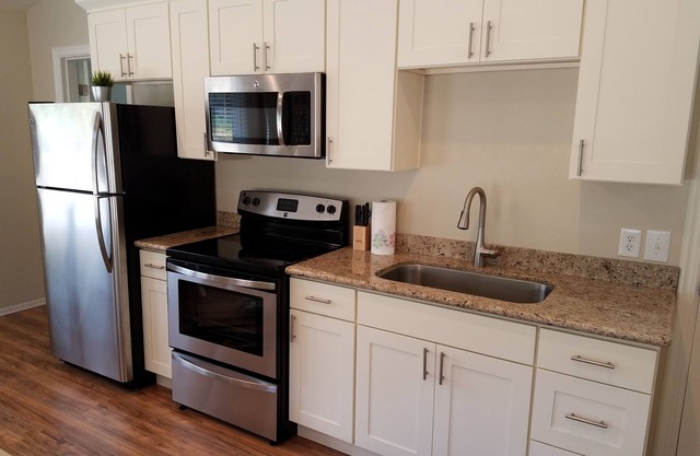Lovely remodeled guest house located at the charming Whidbey Airpark.