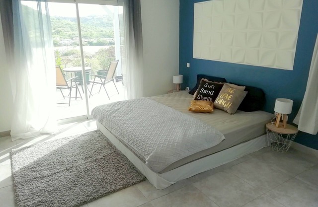 Lovely room in a nice villa with a big garden, close to Friars bay beach