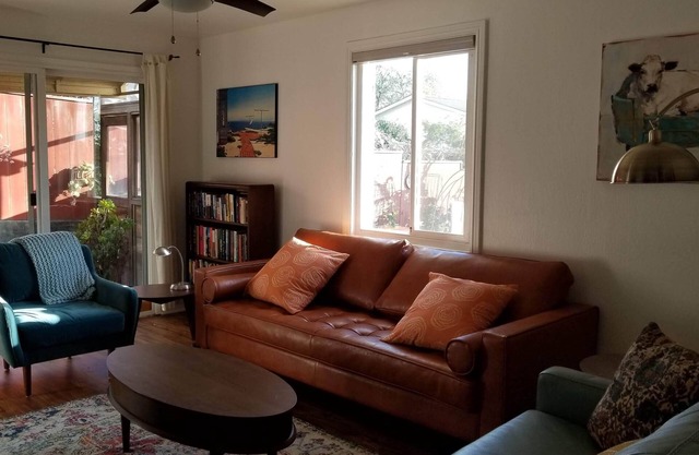 Lovely Secret Garden Full Apartment: 2 bedrooms and two bathroomsn