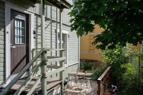 Lovely SELF-SERVICE studio in wooden house, private bath&parking