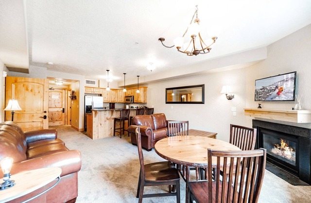 Lovely suite with spacious balcony/Ski Valet, Pool, Hot Tub, Sauna, EV charger