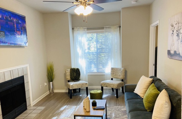 Lovely Two Bdrm Unit W/Fireplace Near Domain/Q2