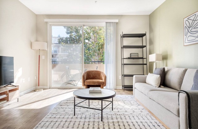 Lovely Walnut Creek 2BR w/Pool, Gym & W/D, close to BART, by Blueground