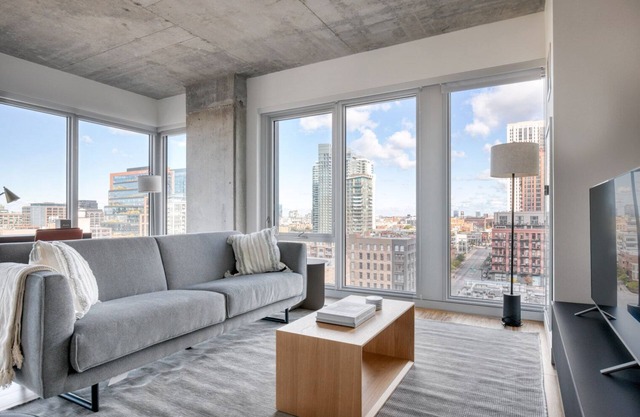 Lovely West Loop 2BR w/Pool, Gym & Lounge, nr L, by Blueground