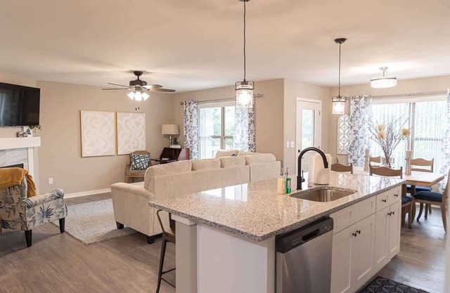 Loves Park House: 2BR, Office, King Bed Near Attractions!