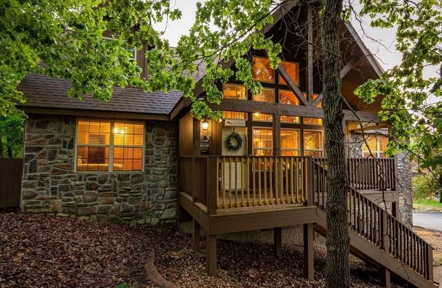 Loving Life Lodge - Resort Access, Private Lake, Pools, Golf, Screened Porch