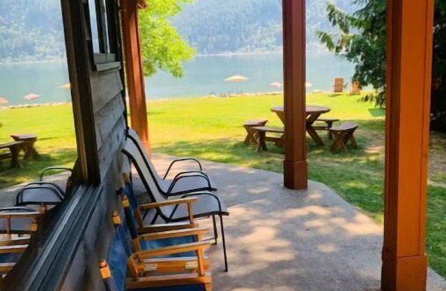 Lower 2 Bedroom Beach Walkout House with Saunan
