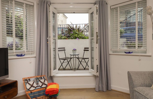 LOWER DECK, romantic, country holiday cottage in Bexhill-On-Sea