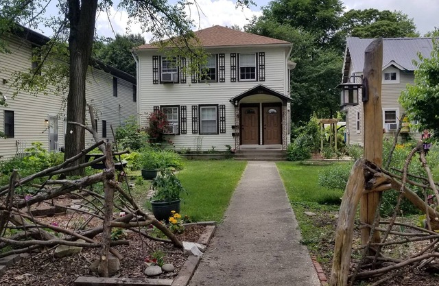 Lower duplex apartment, centrally located. Beautifully furnished, 1970s feel.
